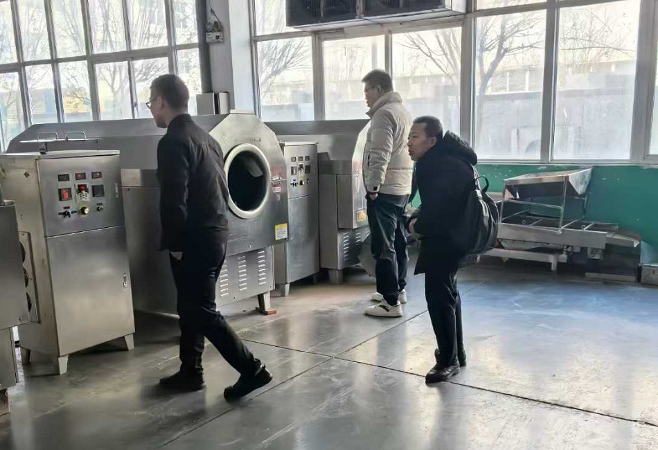 湖南客戶來廠考察訂購中大型電磁炒貨機(jī)一臺(tái)