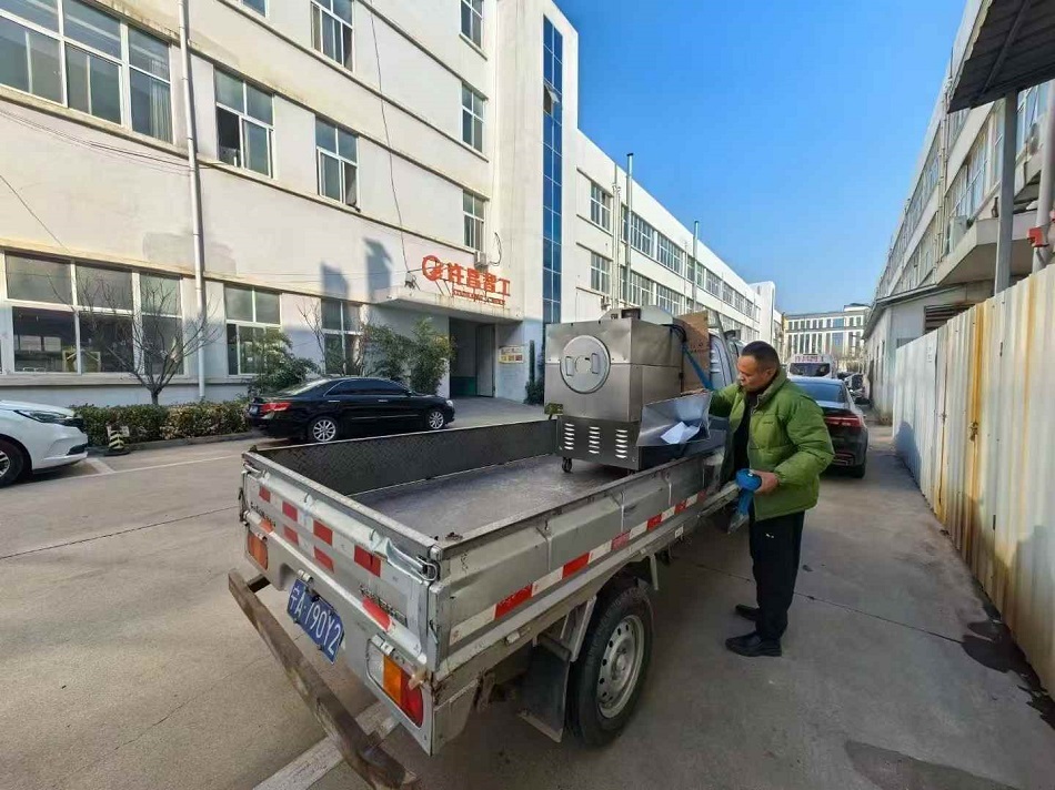 寧夏客戶考察許昌智工小型電磁炒貨機(jī)現(xiàn)場(chǎng)訂購